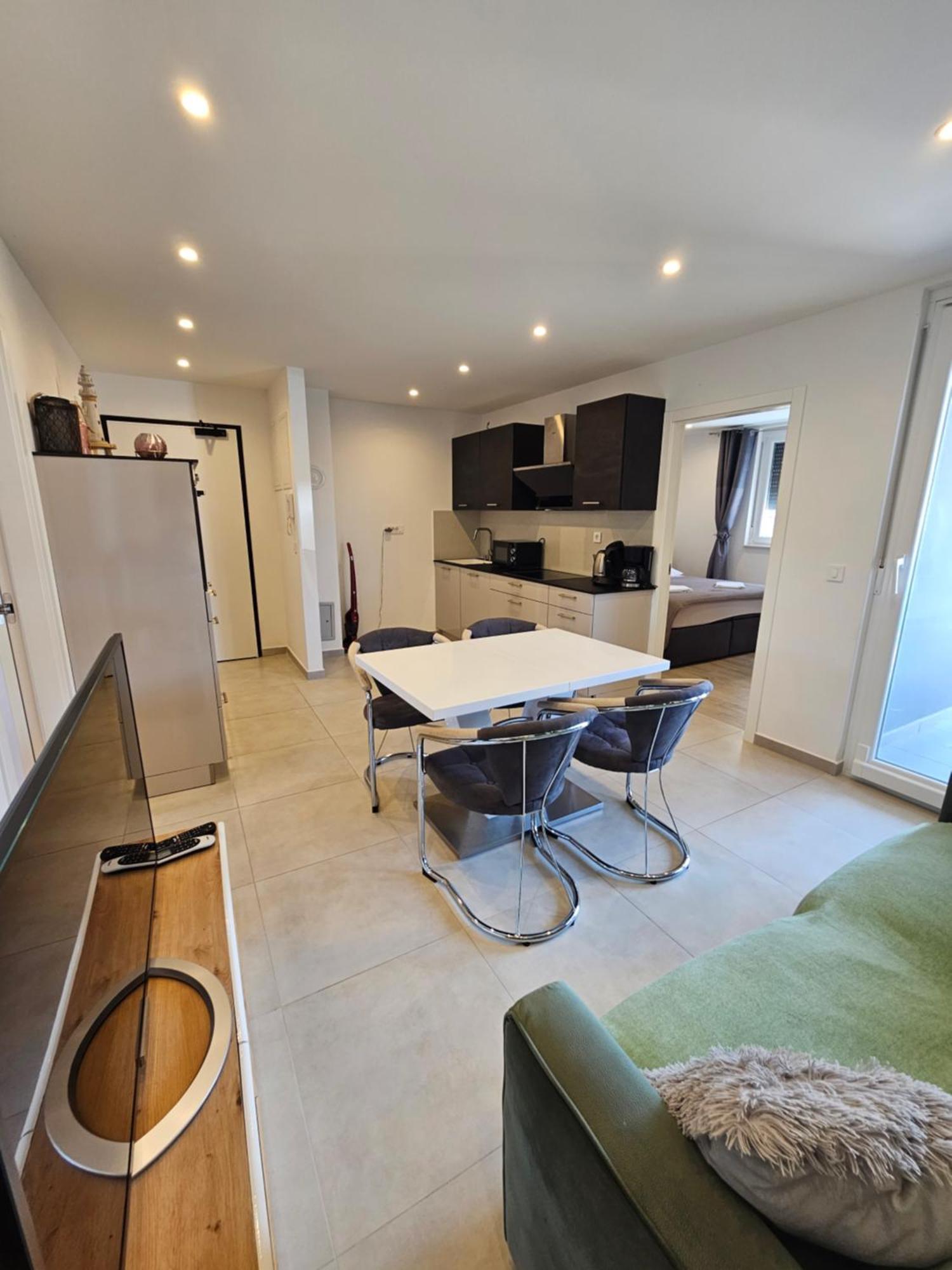 La Selina Apartment *